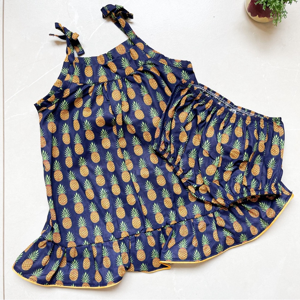 NWOT 2 piece outfit size 18m